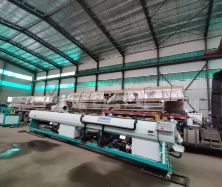 國(guó)慶上班中，PE管高速生產(chǎn)線發(fā)貨廣東